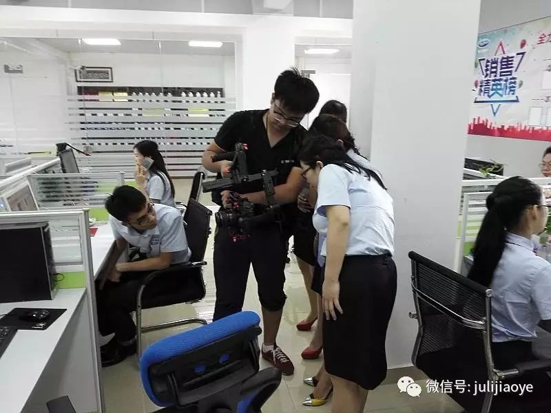 CCTV《牛商论道》栏目摄制组走进聚力胶粘 CCTV《牛商论道》栏目摄制组走进聚力胶粘