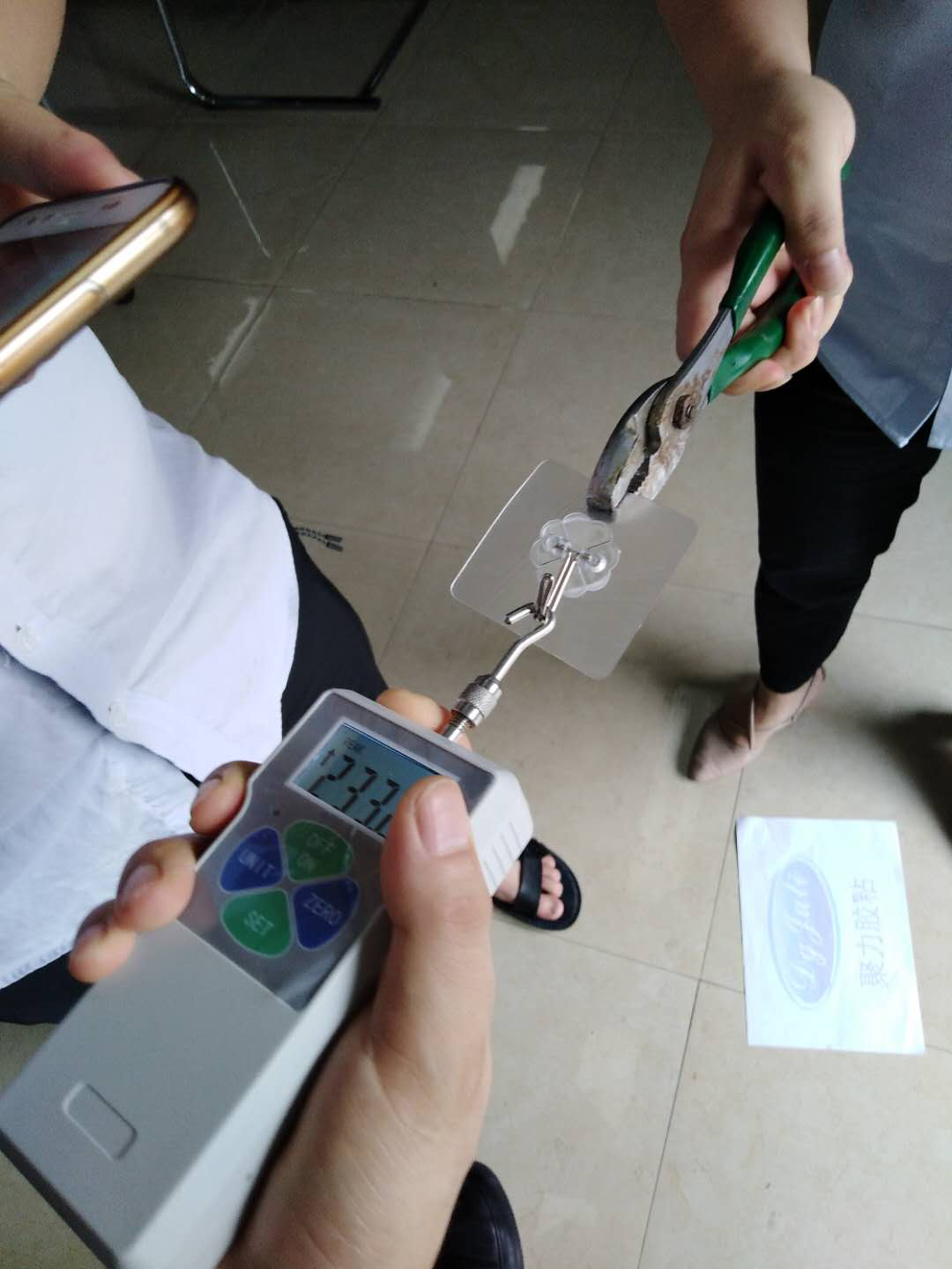 塑料与金属挂钩用什么胶粘接，聚力无痕UV无影胶水轻松解决难题