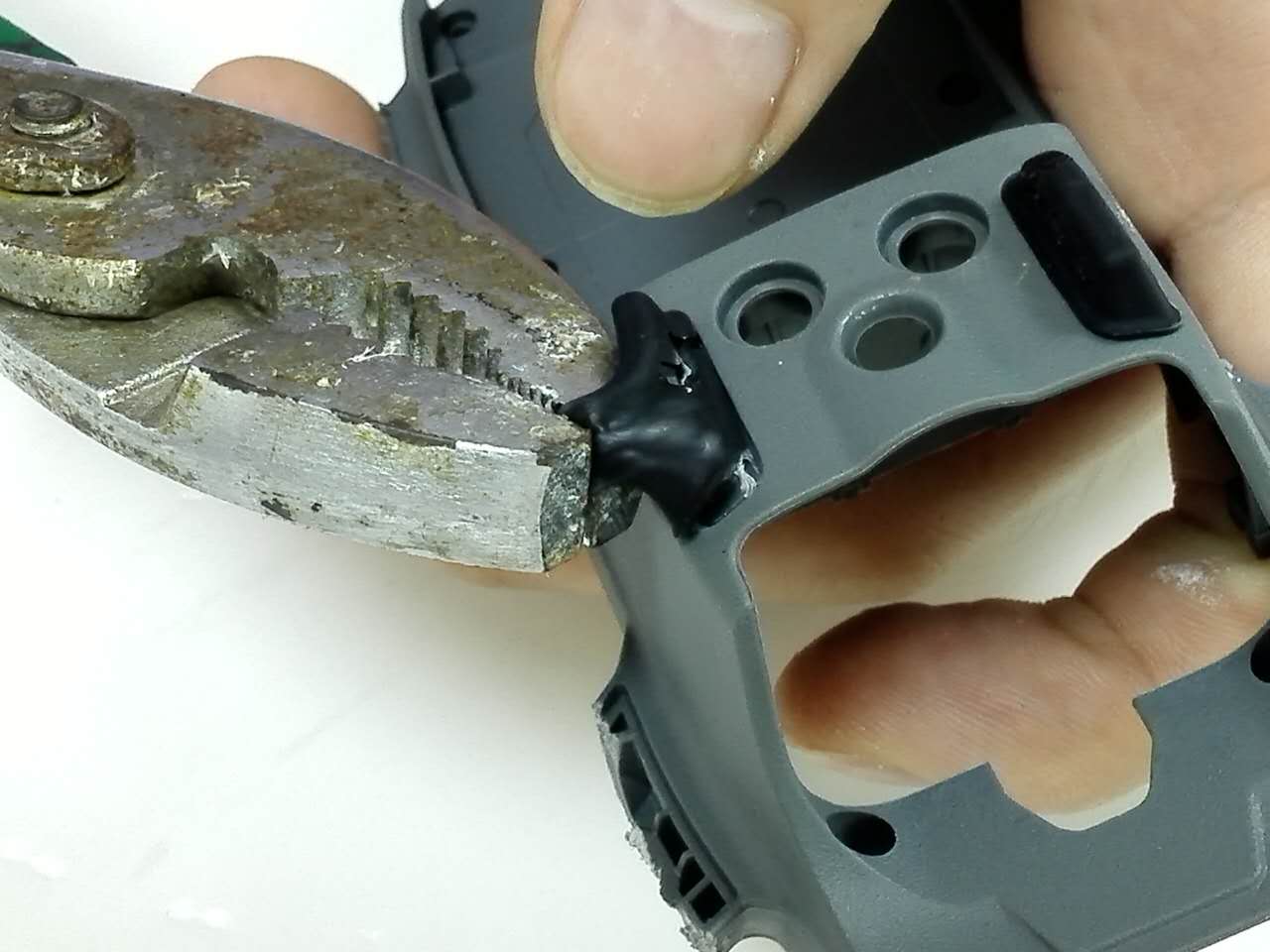 尼龙专用瞬间胶水，适合小面积尼龙和塑料粘接的胶水！