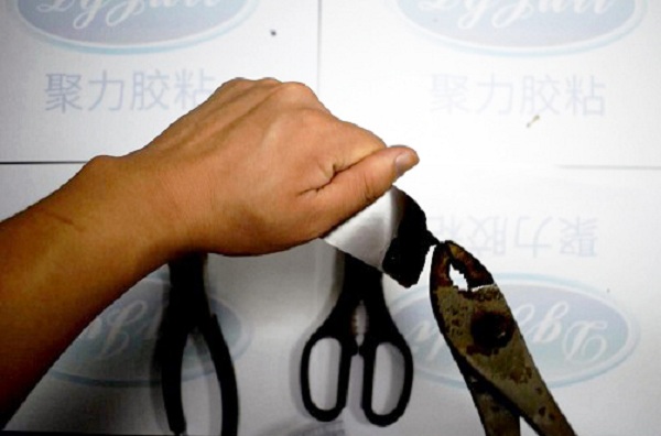 有什么胶水可以粘铁和塑料?小面积的用定位快强度高的瞬间胶水！