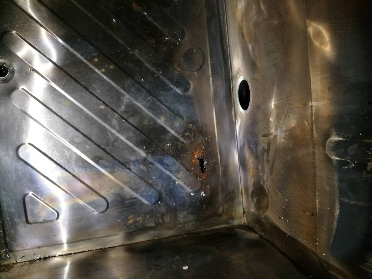 不锈钢修补胶，安全高效完成不锈钢热水箱穿孔修补！