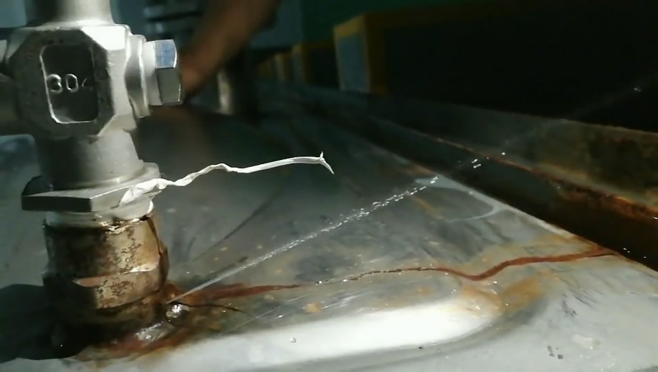 聚力不锈钢修补胶安全高效解决不锈钢热水箱因砂眼产生的漏水问题！